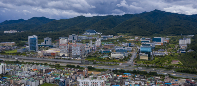 18일 오후 대구 동구 괴전동 상공에서 바라본 대구신서혁신도시 전경. 김영진 기자 kyjmaeil@imaeil.com
