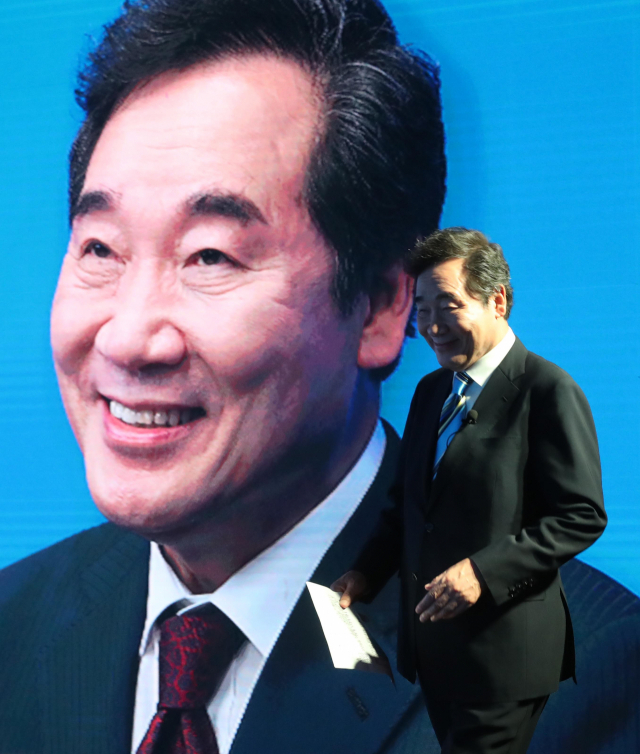 더불어민주당 이낙연 대선 경선 후보가 16일 서울 강남구 한 소극장에서 열린 전국 청년 100명과