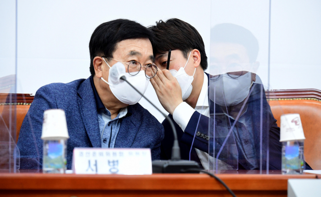 국민의힘 이준석 대표와 서병수 경선준비위원장이 5일 서울 여의도 국회에서 열린 국민의힘 제20대 대통령선거 경선 예비후보 전체회의에서 대화하고 있다. 연합뉴스