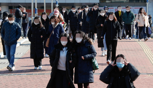 학생부 내용에서 경쟁력이 충분하지 않다면 논술전형에 지원하는 것도 방법이 될 수 있다. 지난해 경북대에서 논술시험을 치른 뒤 시험장을 나서고 있는 수험생들 모습. 매일신문 DB