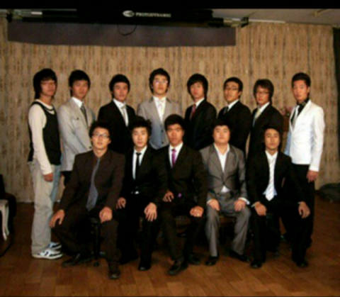 2006년 20살이 된 김상화(뒷줄 오른쪽에서 세번째) 씨와 故 최진석(뒷줄 오른쪽에서 두번째) 씨, 친구들이 함께 모여 찍은 기념사진. 본인제공.