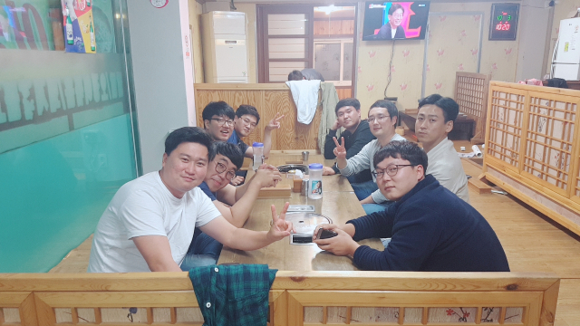 2017년 김상화(왼쪽 두번쨰) 씨와 故 최진석(오른쪽 세번쨰) 씨가 계모임에서 친구들과 식사전 찍은 사진. 본인제공.