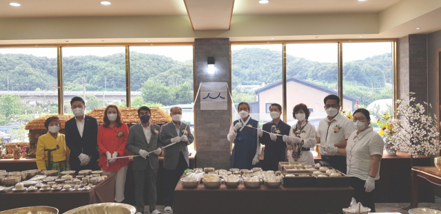 김천시는 이동형 경제관광국장, 박판수 도의원, 김응숙, 이병철, 전계숙 지역구 시의원, 유승호 소상공인시장진흥공단 구미센터장 등 10여 명의 관계자가 참석한 가운데 