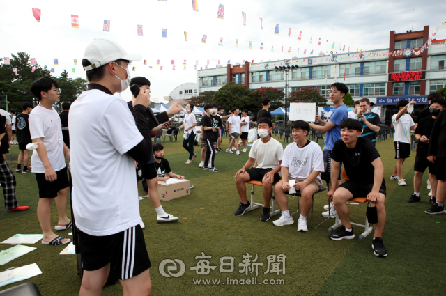 한국원자력마이스터고등학교는 학생들의 인성 교육과 학업 스트레스 해소를 위해 다양한 체험과 봉사활동, 축제를 시행하고 있다. 사진은 원마고 축제에서 학생들이 레크리에이션에 참여한 모습. 원마고 제공