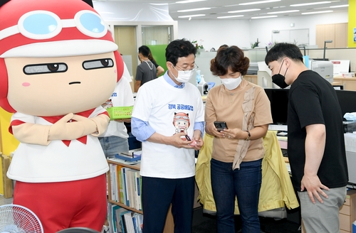이철우 경북도지사가 다음달 9일 오픈하는 경북형 공공배달앱 담당자로부터 가입 설명을 듣고 있다. 경북도 제공