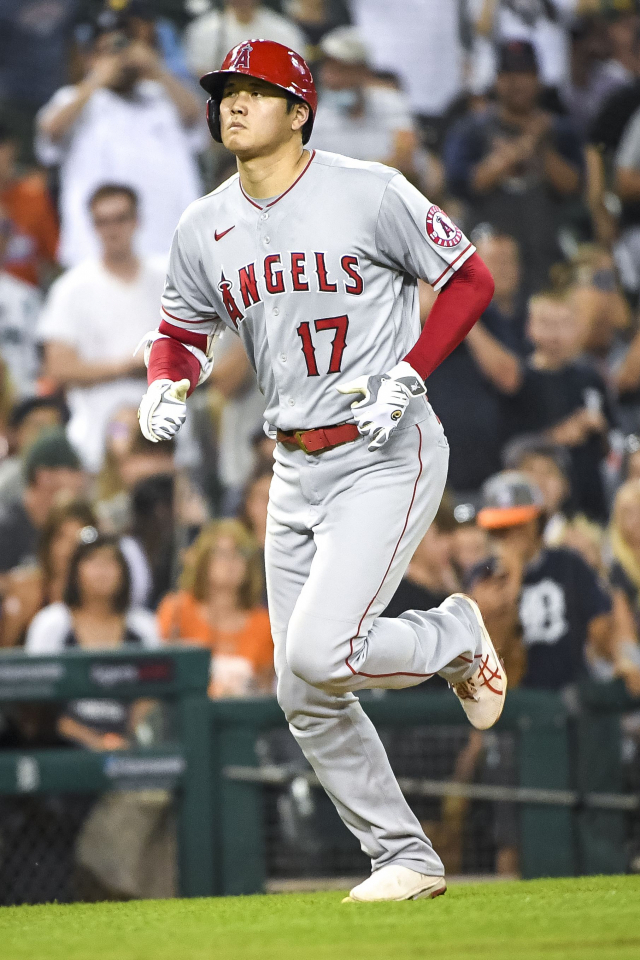 19일 미국 미시간주 디트로이트 코메리카 파크에서 열린 MLB 원정 경기에 디트로이트 타이거스를 상대로 로스앤젤레스 에인절스 오타니 쇼헤이가 MLB 시즌 첫 40호 홈런을 치고 베이스를 돌고 있다. 이날 오타니는 선발 투수로서는 8이닝 1실점으로 호투하는 등 투타에서 모두 맹활약했다. 연합뉴스