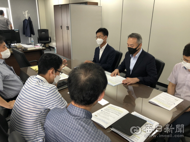 경북 포항시 김병삼 부시장과 고원학 지진특별지원단장(테이블 건너편 왼쪽부터)이 8월 19일 국무조정실 
