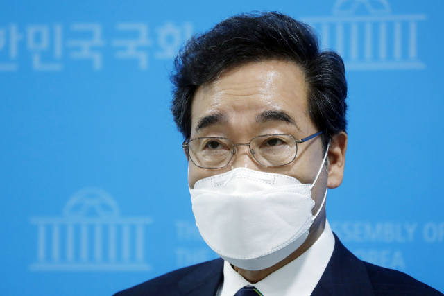 더불어민주당 대권주자인 이낙연 전 대표가 19일 서울 여의도 국회 소통관에서 중소·벤처기업 성장 전략 공약을 발표한 뒤 취재진의 질문에 답하고 있다. 연합뉴스