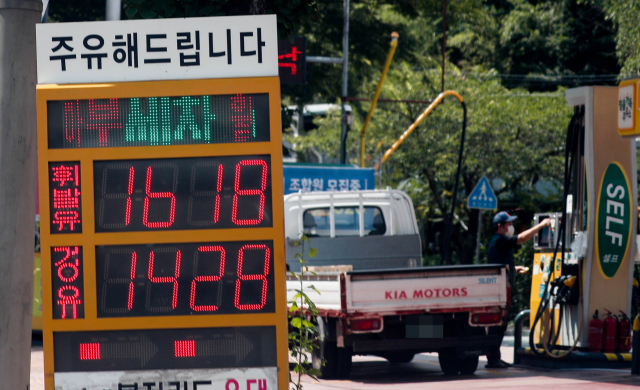대구 평균 휘발윳값이 약 2년 9개월만에 1천600원을 돌파했다. 18일 대구 시내 한 주유소 휘발유 가격이 1ℓ 당 1천618원으로 표시돼 있다. 매일신문 DB