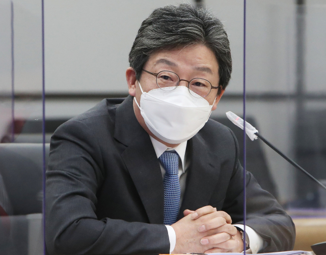 국민의힘 대권주자인 유승민 전 의원이 19일 오전 경기도 평택시 삼성전자 평택캠퍼스를 방문해 인사말을 하고 있다. 연합뉴스