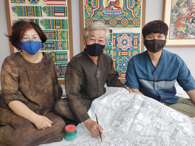18일 오전 단청장 전연호 씨와 가족들이 나란히 앉아 불화에 대해 설명하고 있다. 이통원 기자. tong@imaeil.com