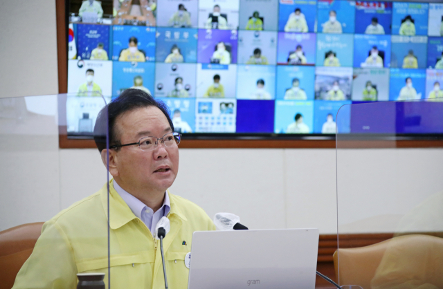 김부겸 국무총리가 20일 정부서울청사에서 열린 코로나19 대응 중앙재난안전대책본부(중대본) 회의를 주재하고 있다. 연합뉴스