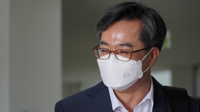 공식적인 대선 출마 선언을 앞둔 김동연 전 경제부총리가 20일 충북 음성군 맹동면 꽃동네를 방문하고 있다. 연합뉴스