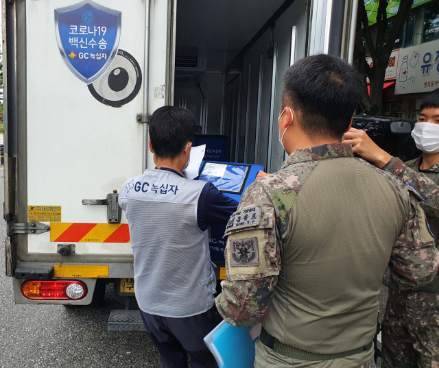 지난 19일 육군 제 50보병사단 장병들이 경북 칠곡 물류창고에서 대구경북 지역으로 수송되는 모더나 백신 호송을 지원했다. 육군 제 50보병사단 제공