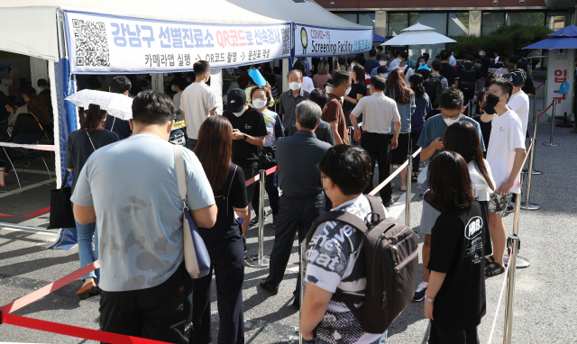 국내 신종 코로나바이러스 감염증(코로나19) 확산세가 지속하면서 신규 확진자 수가 2천명대를 기록한 20일 오전 서울 강남구보건소에 마련된 선별진료소를 찾은 시민들이 코로나19 선별검사를 받기 위해 줄을 서 있다. 연합뉴스