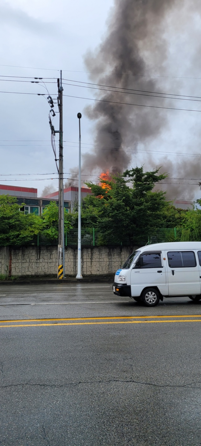 경북 구미시 산동읍의 한 공장에서 21일 오전 9시 50분쯤 화재가 발생했다. 독자 제공