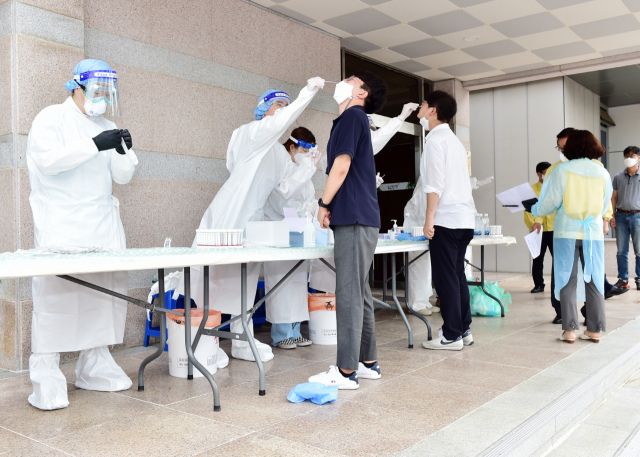 문경시 보건·간호직 공무원들이 코로나 진단검사를 하고 있는 장면. 문경시 제공