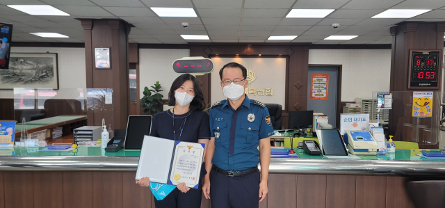 장근호(오른쪽) 안동경찰서장이 최근 보이스피싱 범죄 예방에 공을 세운 안동시 용상동에 있는 용상신협 직원 임슬기 씨에게 