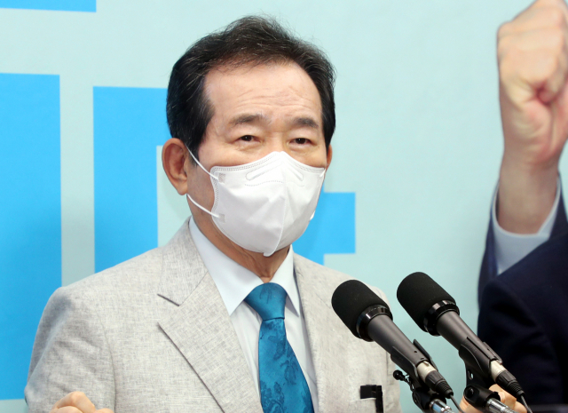 더불어민주당 대권 주자인 정세균 전 국무총리가 22일 전북도의회에서 열린 기자회견에서 취재진 질문에 답하고 있다. 연합뉴스