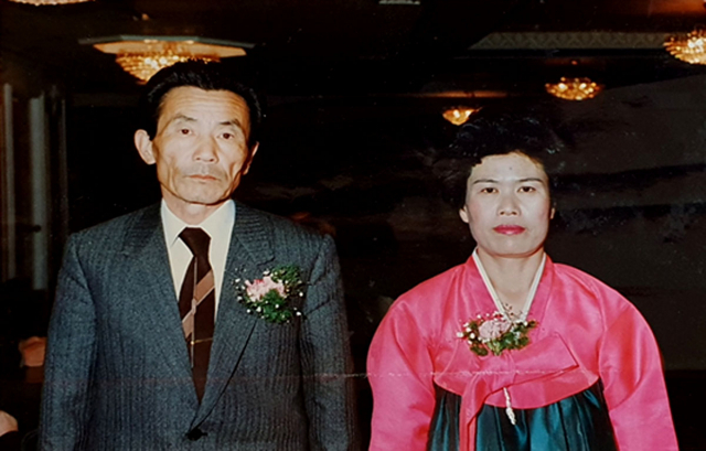 김동하 씨 결혼식에서 찍은 아버지 김병한 씨와 어머니 오기임 씨 생전모습. 가족제공.