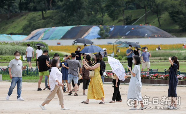 지난 22일 오후 경주시 동부사적지에서 관광객들과 시민들이 휴일을 즐기고 있다. 정부는 현행 사회적 거리두기 2주 연장과 함께 기존 방역 전략과 일상 회복을 절충한 
