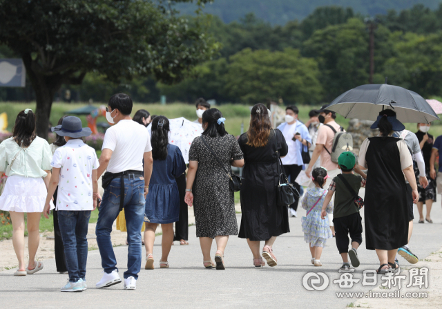 22일 오후 경주시 동부사적지에서 관광객들과 시민들이 휴일을 즐기고 있다. 정부는 현행 사회적 거리두기 2주 연장과 함께 기존 방역 전략과 일상 회복을 절충한 