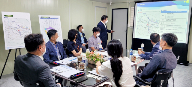 지난 20일 율하도시첨단산단 조성현장에서 열린 현장점검회의 모습. 대구시 제공