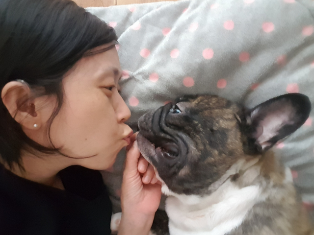 청각장애가 있는 박영진 씨의 곁은 