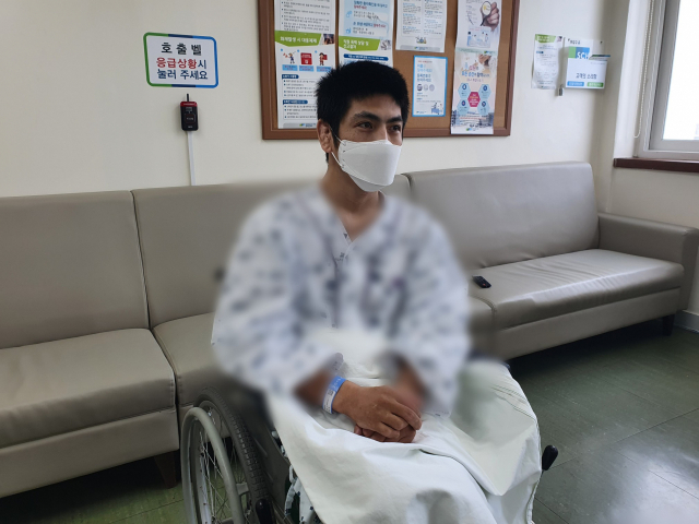 경북 구미의 한 병원에 입원한 김태진(27) 씨가 휠체어에 앉아 있다. 배주현 기자