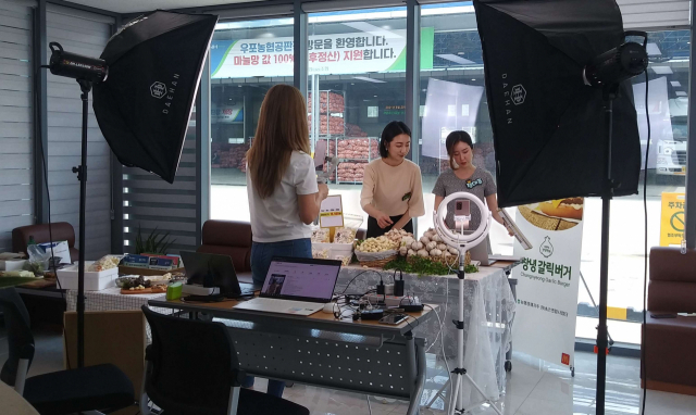 우포농협 농산물 산지유통센터에서 깐마늘 라이브커머스를 진행했다. 창녕군 제공