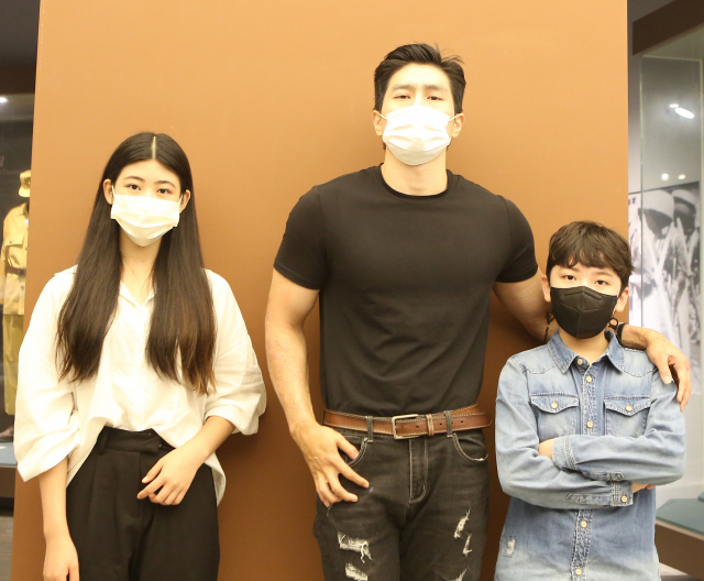 이찬호(가운데) 씨가 장래희망이 모델인 권도연·구성욱 학생을 만나 기념촬영을 하고 있다. 칠곡군 제공