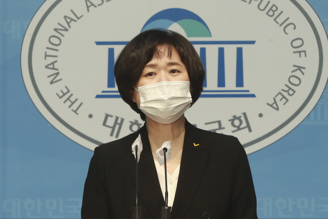 정의당 이정미 전 대표가 23일 오전 서울 여의도 국회 소통관에서 20대 대통령 선거 출마 선언을 하고 있다. 연합뉴스