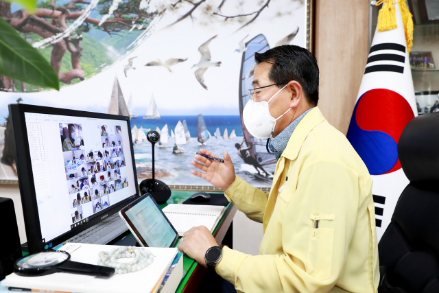 울진군이 코로나19 확산 차단을 위한 영상회의를 23일 갖고 총력 대응해 나가기로 했다. 울진군 제공