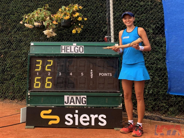 장수정(대구시청)이 23일 네덜란드 올덴잘에서 열린 국제테니스연맹(ITF) 올덴잘 월드투어 대회 마지막 날 말렌 헬고(노르웨이)를 물리치고 여자 단식 우승을 차지했다. 사진은 우승을 차지한 장수정. 연합뉴스