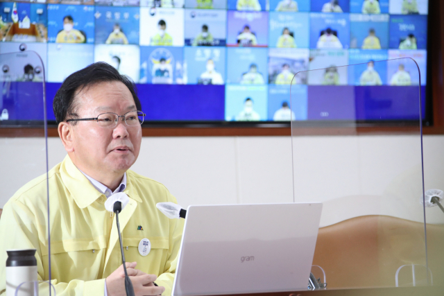 김부겸 국무총리가 22일 정부서울청사에서 열린 코로나19 대응 중앙재난안전대책본부(중대본) 회의를 주재하며 발언하고 있다. 연합뉴스