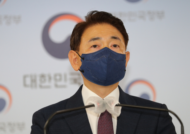 국민권익위원회 김태응 부동산거래특별조사단장(상임위원)이 23일 정부서울청사에서 국민의힘과 비교섭단체 5당 소속 국회의원 및 그 가족의 부동산거래 전수조사 결과를 발표하고 있다. 권익위는 국민의힘과 비교섭단체 5당의 의뢰로 지난 6월 말부터 이들 정당 소속의 국회의원과 그 배우자 및 직계존비속 등 총 507명의 최근 7년간 부동산 거래를 조사해왔다. 연합뉴스