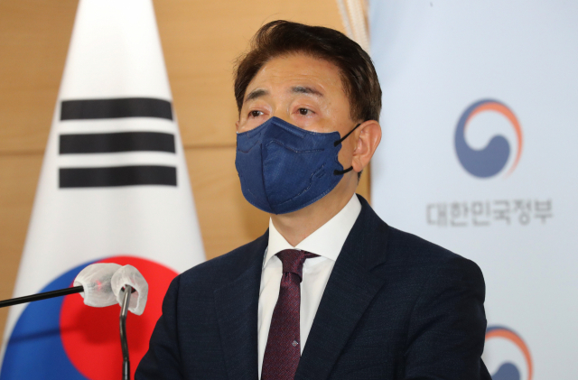 국민권익위원회 김태응 부동산거래특별조사단장(상임위원)이 23일 정부서울청사에서 국민의힘과 비교섭단체 5당 소속 국회의원 및 그 가족의 부동산거래 전수조사 결과를 발표하고 있다. 권익위는 국민의힘과 비교섭단체 5당의 의뢰로 지난 6월 말부터 이들 정당 소속의 국회의원과 그 배우자 및 직계존비속 등 총 507명의 최근 7년간 부동산 거래를 조사해왔다. 연합뉴스