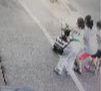초등학교 3학년 A(9)양과 1학년 B(7)군 남매가 부산시 금정구 서동 한 아파트 주차장 앞에서 어머니와 함께 2살 남자아이가 탄 유모차를 붙잡는 모습. 부산경찰청 제공
