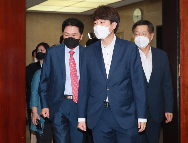 국민의힘 이준석 당 대표(가운데)와 김기현 원내대표(왼쪽)가 23일 오전 서울 여의도 국회에서 열린 최고위원회의에 참석하고 있다. 오른쪽은 입당한 더불어민주당 오제세 전 의원. 연합뉴스