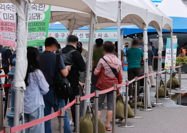 23일 오전 서울 중구 서울역 광장에 마련된 신종 코로나바이러스 감염증(코로나19) 임시 선별검사소를 찾은 시민들이 검사 순서를 기다리고 있다. 중앙방역대책본부는 이날 0시 기준 신규 확진자가 1천418명 늘어 누적 23만7천782명이라고 밝혔다. 전날(1천628명)보다 210명 줄면서 지난 17일(1천372명) 이후 엿새 만에 1천500명 아래로 내려왔다. 연합뉴스