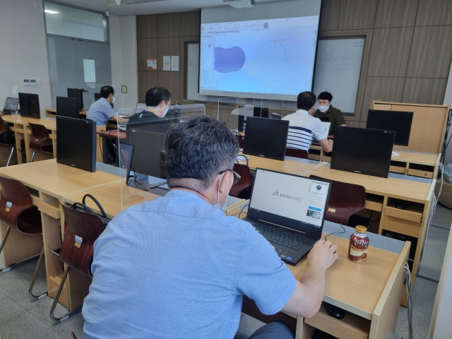 경북 구미 신평동 금오테크노밸리 내 경북산학융합본부 교육장에서 솔리드 웍스를 활용한 3D 설계 실습 기초과정 교육이 진행되고 있다.