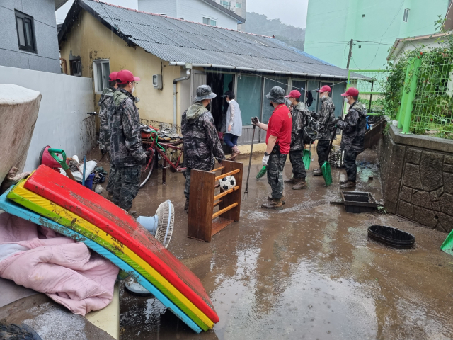 24일 오전 포항시 남구 구룡포읍 저지대 태풍 피해지역 현장 복구작업에 주민과 해병대원, 자원봉사자들이 구슬땀을 흘리고 있다. 배형욱 기자