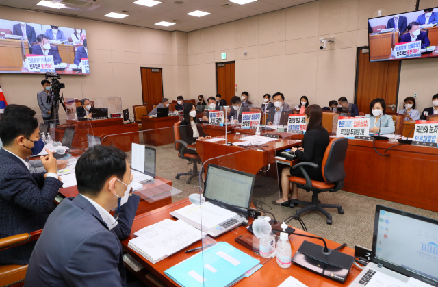 국민의힘 윤한홍 간사 등 의원들이 24일 서울 여의도 국회 법제사법위원회 전체회의에서 