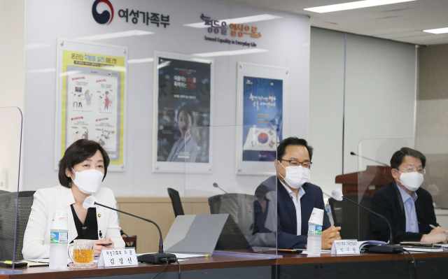 김경선 여성가족부 차관(왼쪽)이 30일 오후 정부서울청사에서 열린 자체규제개혁위원회에서 셧다운제 개선 및 게임 과몰입으로부터의 청소년 보호 방안에 대해 논의하고 있다. [여성가족부 제공. 재판매 및 DB 금지] 연합뉴스