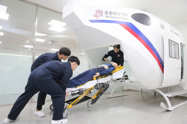 대구과학대 간호학과 사회맞춤형 특별교육-중증외상간호 전문인력 양성과정 학생들이 중증외상간호교육센터에서 심헬리(Dr. SimHeli)를 이용해 중증외상환자 헬기이송 간호를 실습하고 있다. 대구과학대 제공