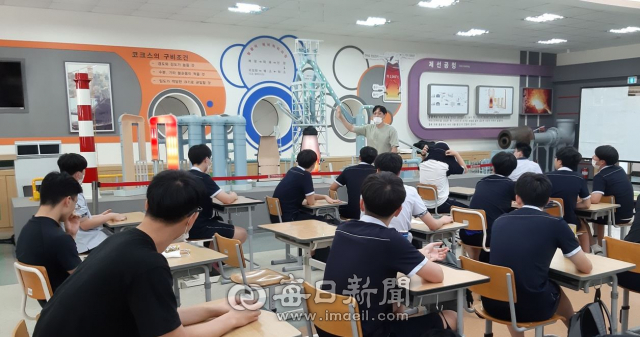 포항제철공업고등학교 학생들이 포스코ICT 산업체 기술교육을 받고 있다. 포항제철공고 제공