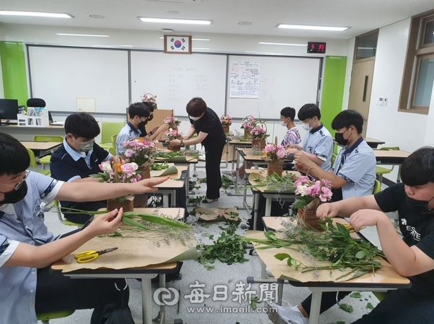 포항제철공업고등학교는 정서교육의 일환으로 학생들에게 꽃꽂이 등 다양한 교육을 시행하고 있다. 포항제철공고 제공