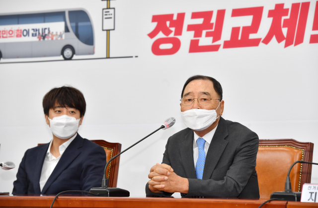 지난달 26일 국회에서 열린 국민의힘 대통령후보자 선거관리위원회 임명장 수여식 및 제1차 회의에서 정홍원 선관위원장(전 국무총리)이 발언하고 있다. 연합뉴스