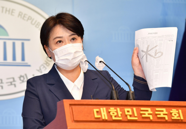 의원직, 대선 예비후보 사퇴를 선언한 국민의힘 윤희숙 의원이 서울 여의도 국회 소통관에서 부친의 부동산 불법거래 의혹과 여기에 자신이 관여한 것 아니냐는 의혹에 대해 반박하고 있다. 연합뉴스