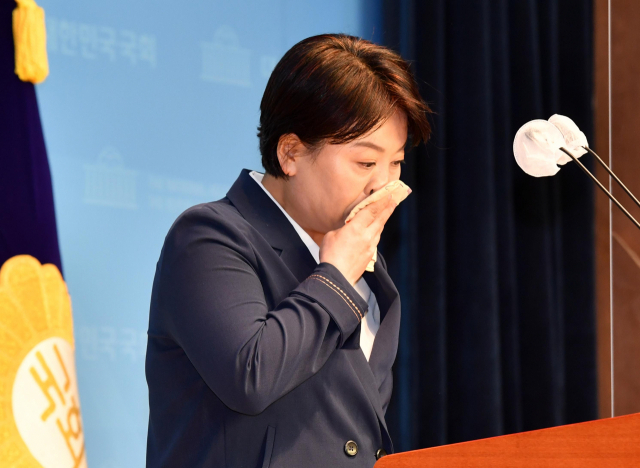 의원직, 대선 예비후보 사퇴를 선언한 국민의힘 윤희숙 의원이 27일 오후 서울 여의도 국회 소통관에서 부친의 부동산 불법거래 의혹 관련 기자회견을 하며 손수건으로 입을 닦고 있다. 연합뉴스